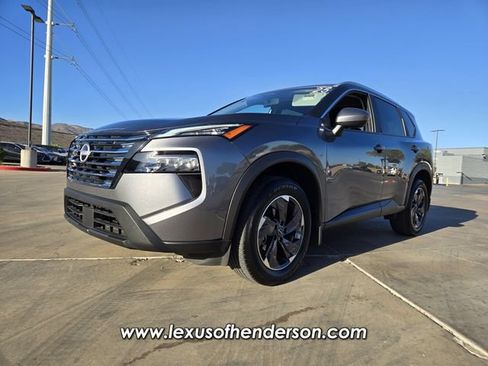 Used 2025 Nissan Rogue SV w/ SV Premium Package FWD image 2