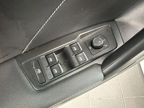 Used 2024 Volkswagen Tiguan SE w/ Panoramic Sunroof Package image 13