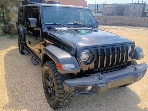 Used 2023 Jeep Gladiator Sport image 2