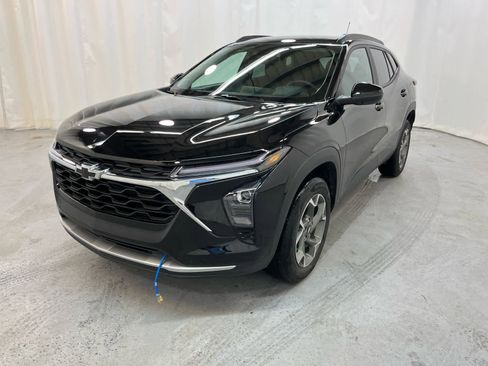 Used 2025 Chevrolet Trax LT w/ Driver Confidence Package image 1