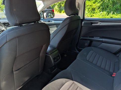 Used 2019 Ford Fusion SE FWD image 20