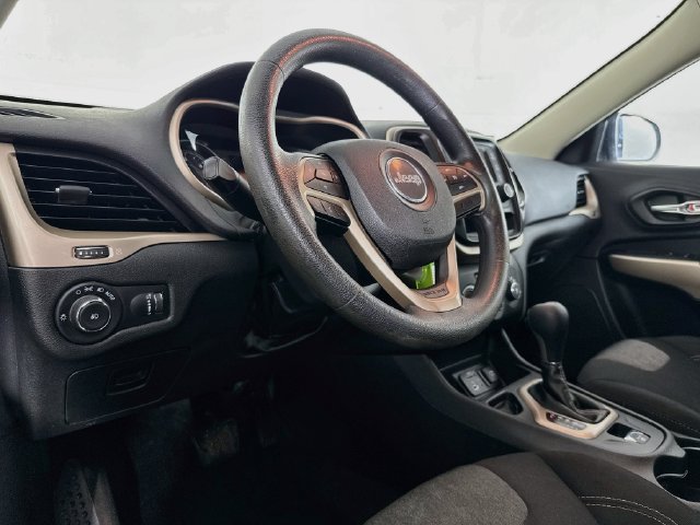 Used 2018 Jeep Cherokee Latitude FWD image 19