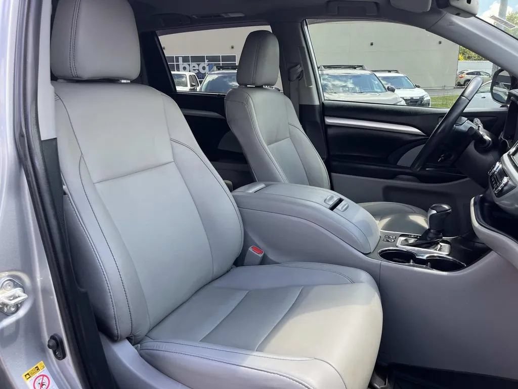 Used 2019 Toyota Highlander XLE AWD/4WD image 28