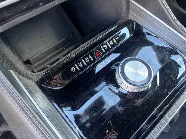 Used 2024 Jeep Wagoneer L Series II RWD image 13