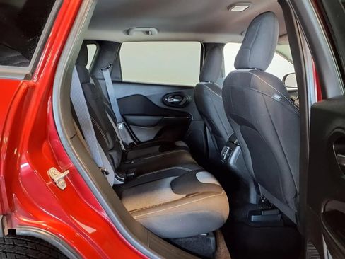 Used 2017 Jeep Cherokee Sport FWD image 9