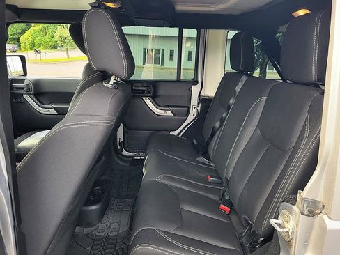 Used 2016 Jeep Wrangler Unlimited Sahara w/ Connectivity Group AWD/4WD image 13