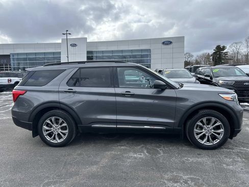 Certified 2022 Ford Explorer XLT w/ Equipment Group 202A image 4