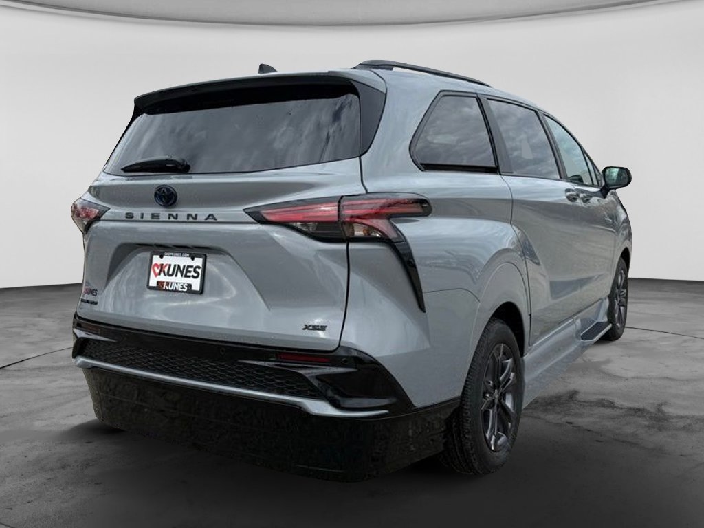 Used 2025 Toyota Sienna XSE w/ XSE Plus Package AWD/4WD image 8