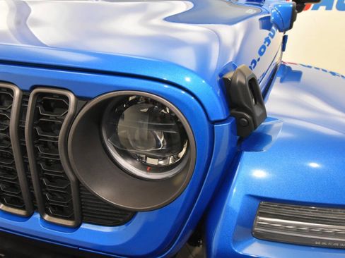 Used 2024 Jeep Wrangler Unlimited w/ Convenience Group AWD/4WD image 9