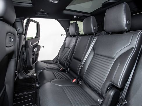 Used 2025 Land Rover Discovery Dynamic SE AWD/4WD image 15