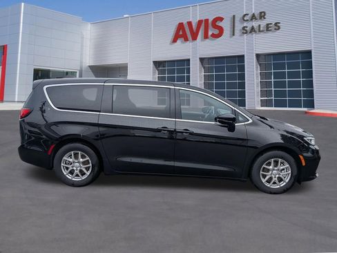 Used 2025 Chrysler Pacifica Select image 5