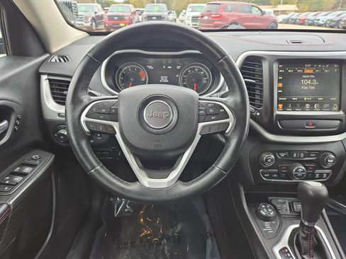 Used 2017 Jeep Cherokee Trailhawk image 15