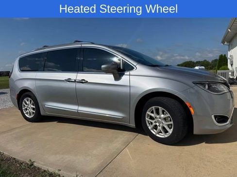 Used 2020 Chrysler Pacifica Touring-L FWD image 3