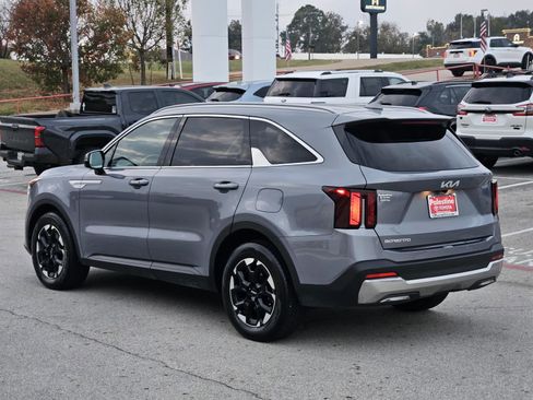 Used 2024 Kia Sorento S image 4