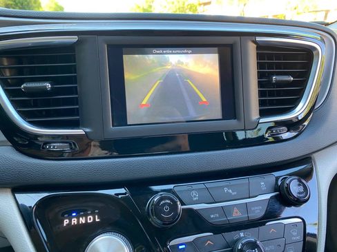 Used 2020 Chrysler Pacifica Touring-L FWD image 73