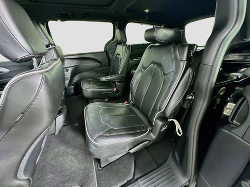 Used 2025 Chrysler Pacifica Limited FWD image 30
