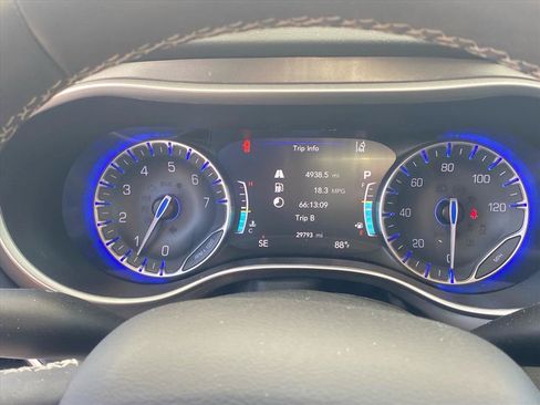 Used 2024 Chrysler Pacifica Touring-L FWD image 18