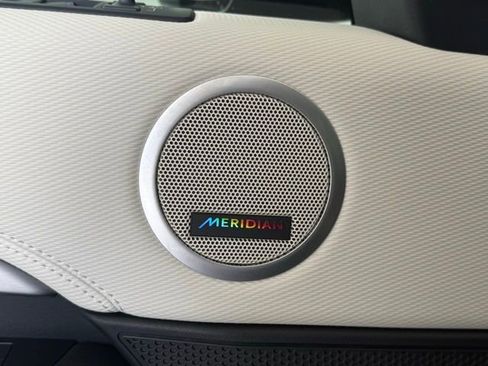 Certified 2025 Land Rover Discovery Dynamic SE image 31