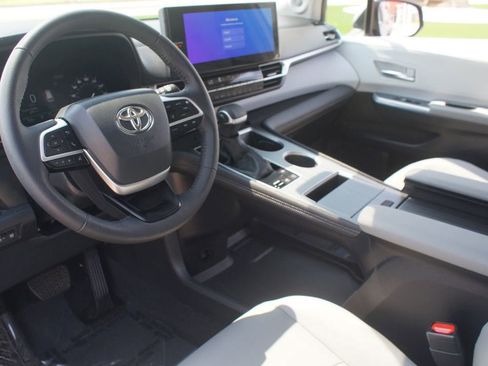 Used 2025 Toyota Sienna XLE w/ XLE Plus Package FWD image 14