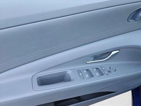 Used 2025 Hyundai Elantra SE image 8