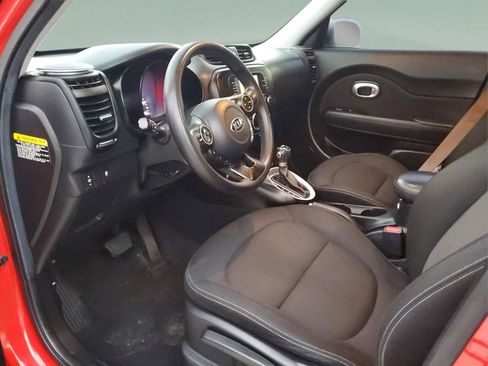 Used 2017 Kia Soul + image 12