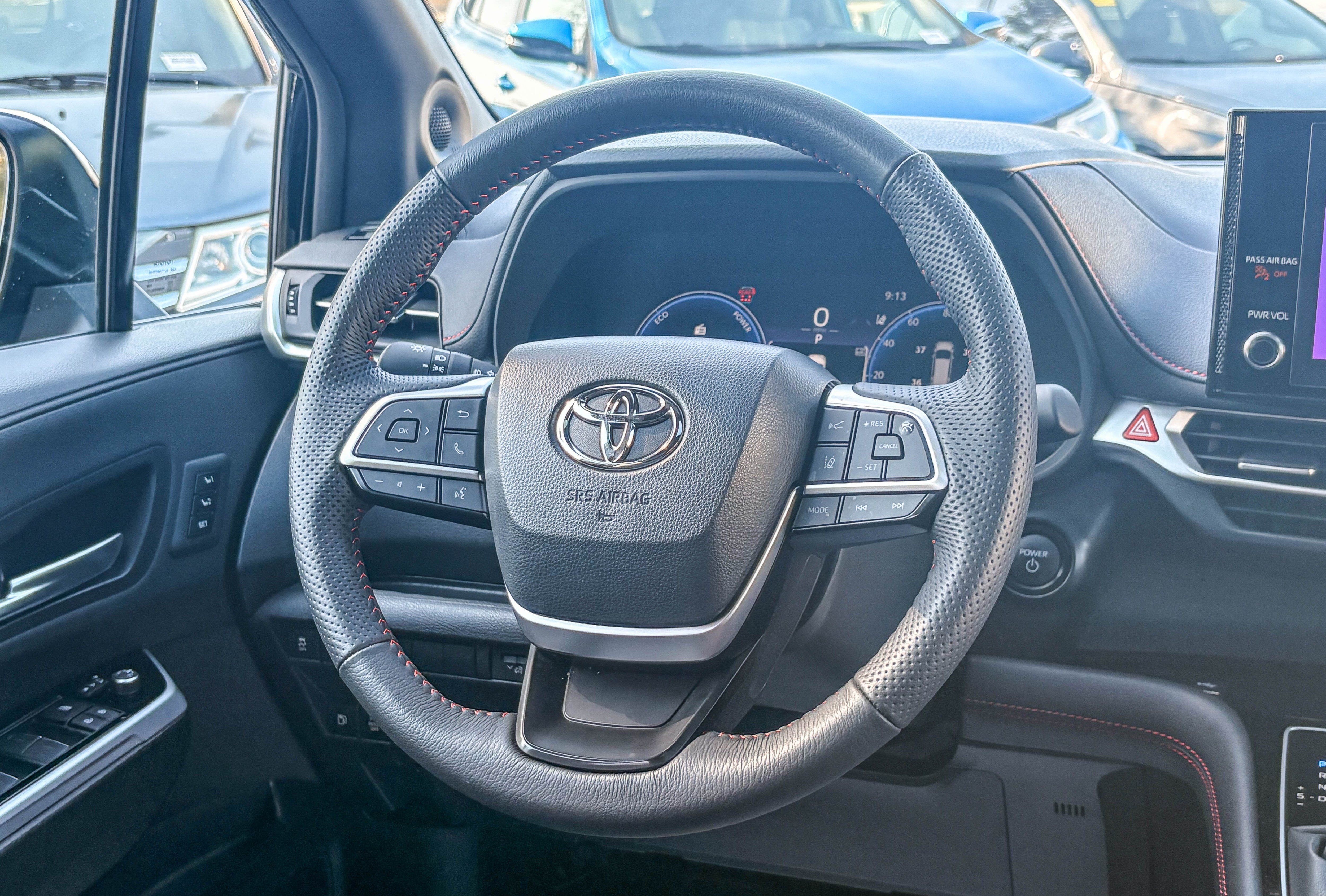 Used 2025 Toyota Sienna XSE w/ XSE Premium Package AWD/4WD image 15