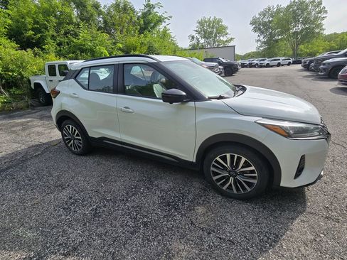 Used 2024 Nissan Kicks SR w/ SR Premium Package FWD image 10