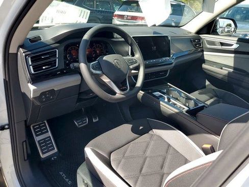 New 2026 Volkswagen Atlas Peak Edition image 8