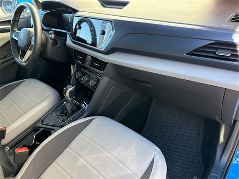 Certified 2023 Volkswagen Taos SE w/ Panoramic Sunroof Package image 15