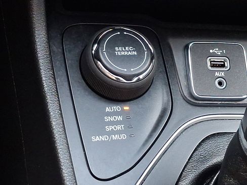 Certified 2021 Jeep Cherokee Latitude Lux w/ Sun & Sound Group image 25