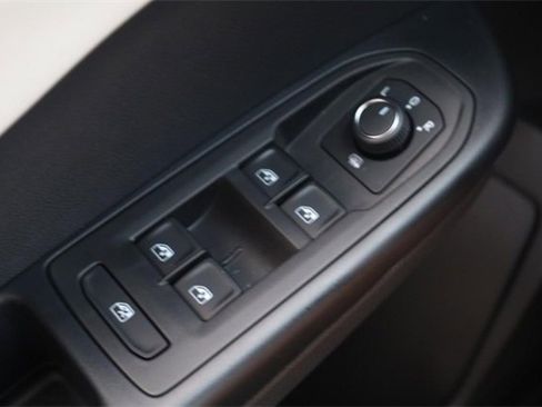 New 2025 Volkswagen Taos SE image 19