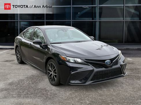 Used 2024 Toyota Camry SE FWD image 1