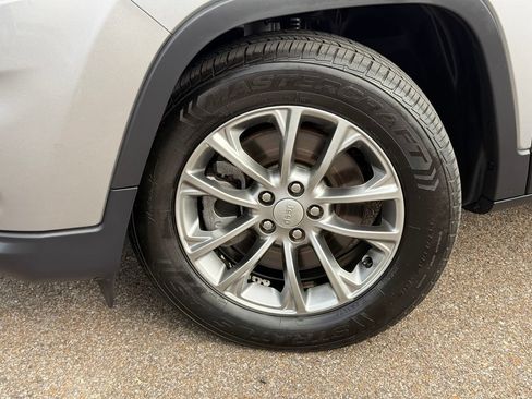 Used 2019 Jeep Cherokee Latitude Plus w/ Comfort/Convenience Group FWD image 16
