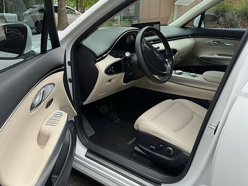 Used 2023 Genesis GV70 2.5T w/ Select Package AWD/4WD image 5