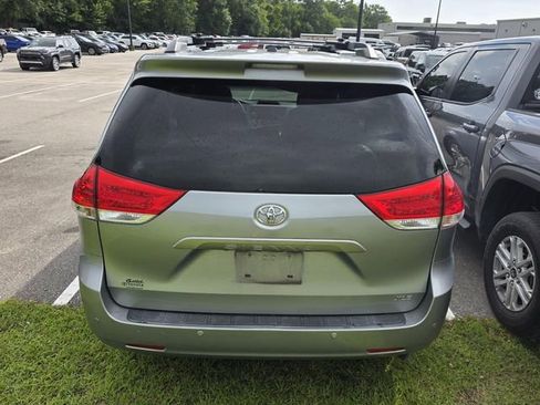 Used 2013 Toyota Sienna XLE w/ Entertainment Pkg FWD image 3
