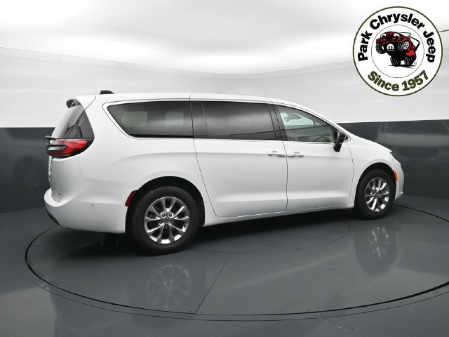 Used 2024 Chrysler Pacifica Touring-L AWD/4WD image 6