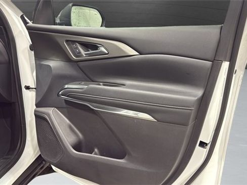 Used 2025 Chevrolet Traverse LT image 34