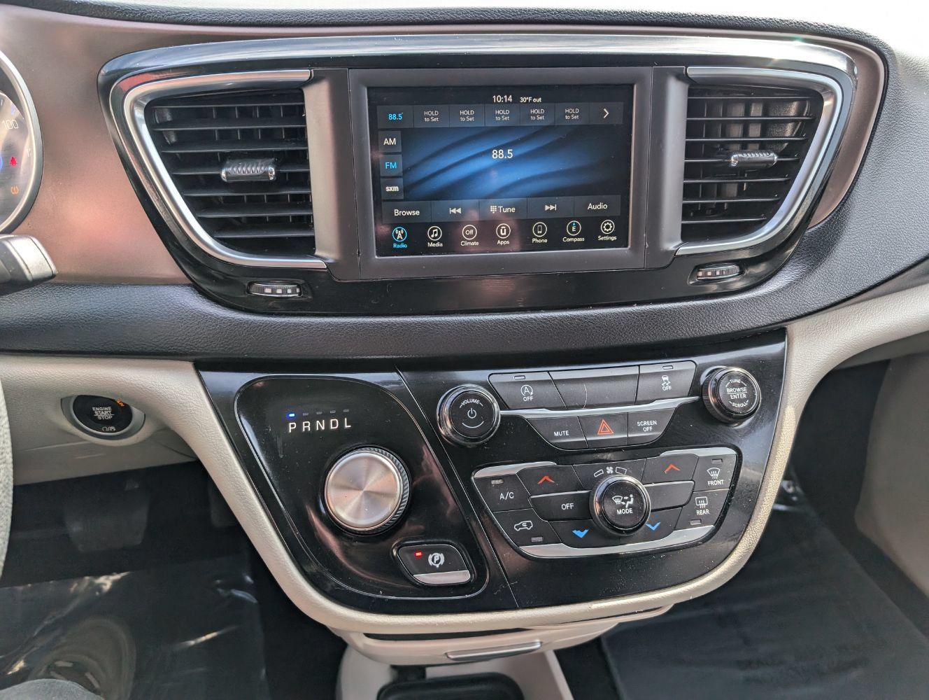 Used 2020 Chrysler Voyager Lxi FWD image 23