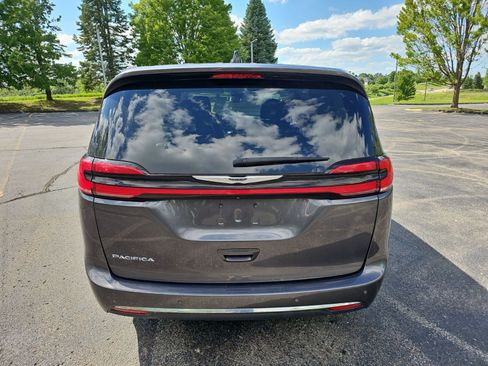 Used 2023 Chrysler Pacifica Touring-L FWD image 5