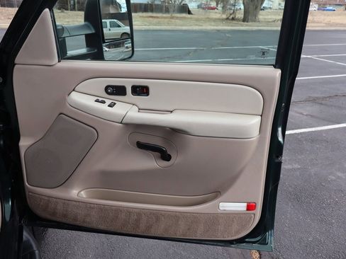 Used 2002 Chevrolet Suburban 2500 LT image 28