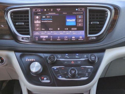 Used 2022 Chrysler Pacifica Limited FWD image 18