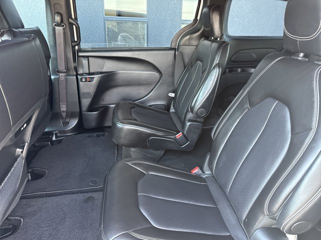 Used 2025 Chrysler Pacifica Select FWD image 5