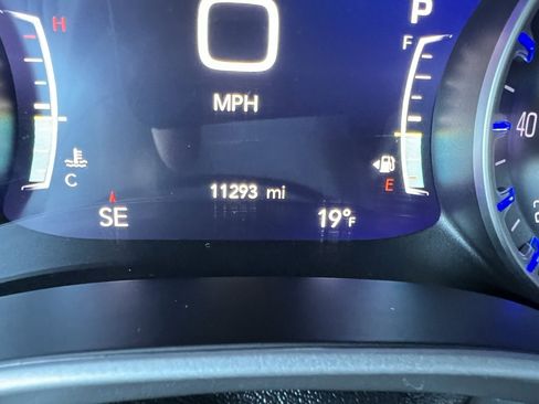 Used 2025 Chrysler Pacifica Select image 32