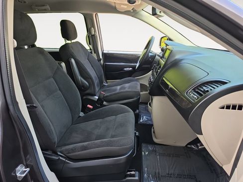 Used 2019 Dodge Grand Caravan SE FWD image 15