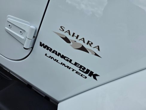 Used 2018 Jeep Wrangler Unlimited Sahara w/ Connectivity Group AWD/4WD image 9