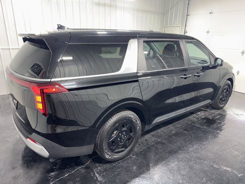 Used 2025 Kia Carnival FWD image 3