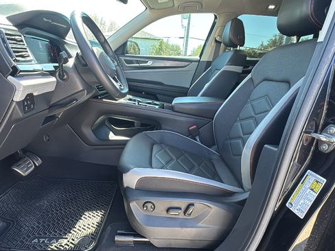 Used 2024 Volkswagen Atlas Peak Edition SE image 9