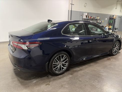 Used 2022 Toyota Camry XLE image 3