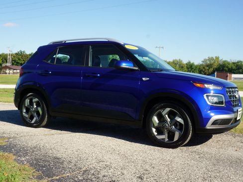 Used 2022 Hyundai Venue Limited image 5