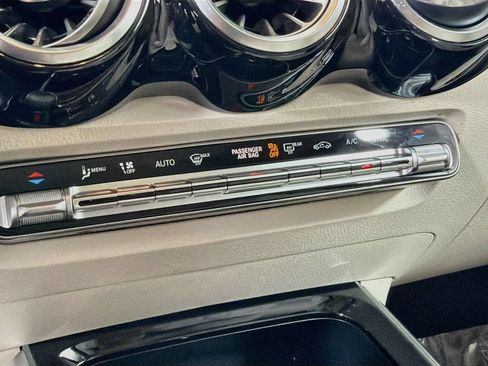 Used 2022 Mercedes-Benz GLB 250 4MATIC image 16